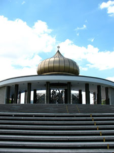 ,مالزی / کوالالامپور / بنای ملی(Malaysia / Kuala lumpur / National Monument),اين بنا در ميانه راه جاده منتهي به Lake Gardens بناي ملي قراردارد كه در سال 1966 به افتخار قهرمانان ملي ساخته شده است,
